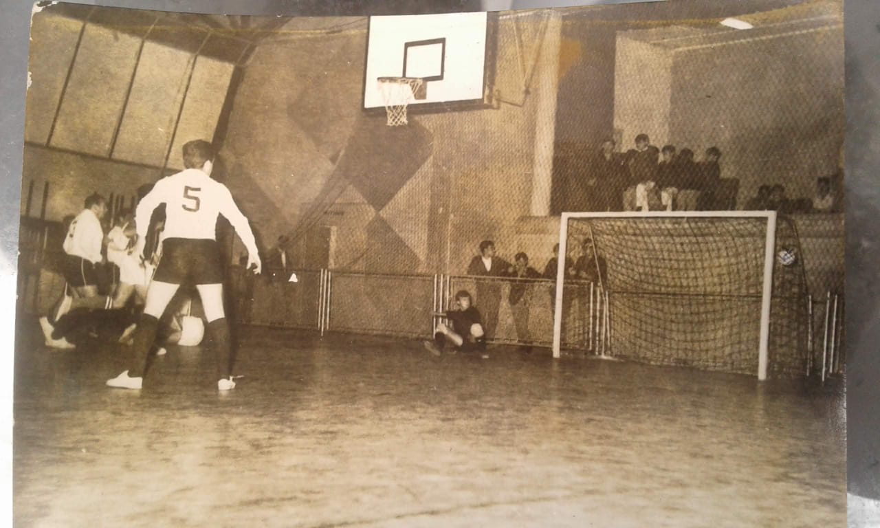Historical futsal play inside a Brazilian hall around the 1960s