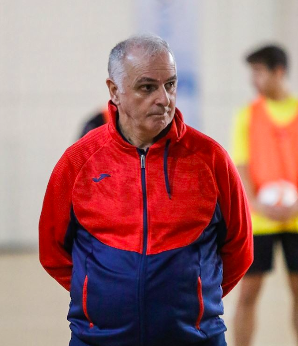 Mestre Zego coaching futsal players during a training session